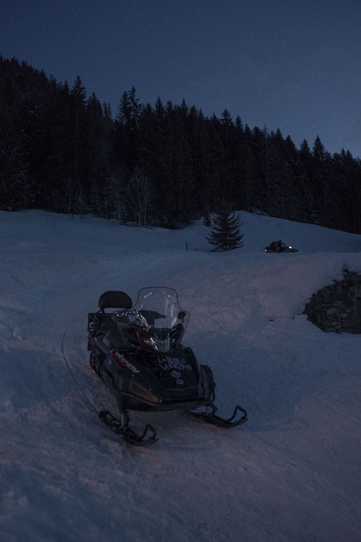 Moto neige Ski doo randonnée de nuit à la Ferme des Vonezins à Thônes dans les Aravis en Haute-Savoie