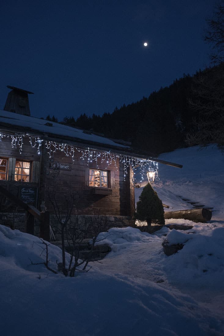 Le planet restaurant d'alpage de nuit sous la neige et les étoiles à la Ferme des Vonezins à Thônes dans les Aravis en Haute-Savoie