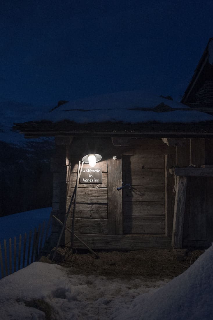 L'entrée de la chévrerie de la Ferme des Vonezins à Thônes dans les Aravis en Haute-Savoie