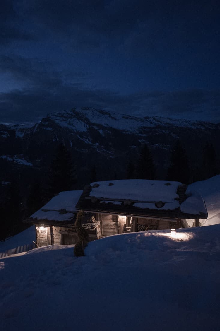 La bergerie sous la neige en clair obscure à la Ferme des Vonezins à Thônes dans les Aravis en Haute-Savoie