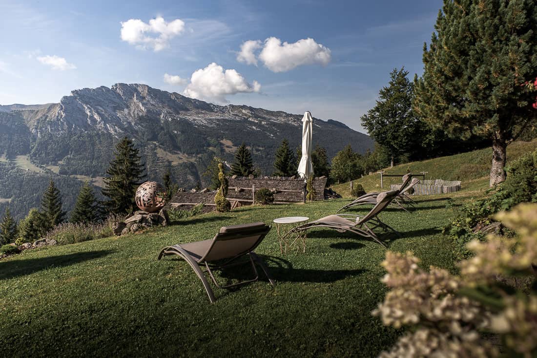 Les transats de la bergerie perdu dans les Alpages à la Ferme des Vonezins à Thônes dans les Aravis en Haute-Savoie