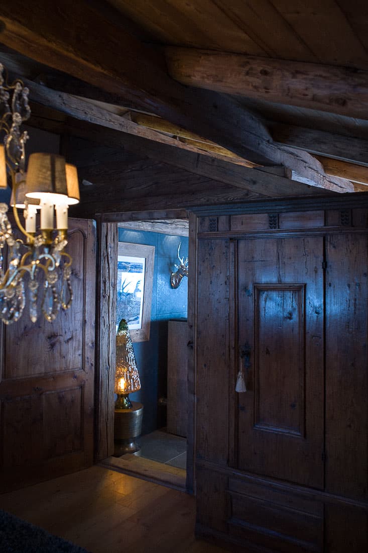 Décoration rafinée, meuble anciens et verre souflé Vénitien, charme et volupté à la Ferme des Vonezins à Thônes dans les Aravis en Haute-Savoie