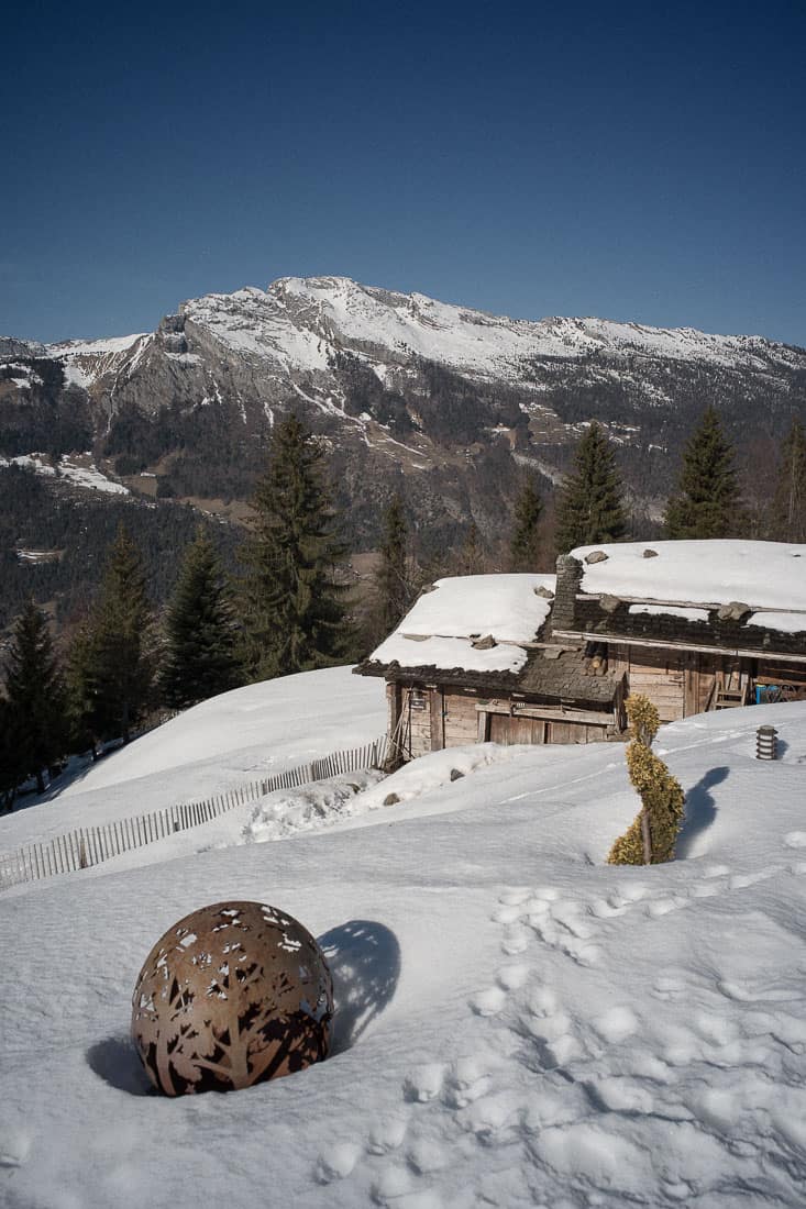 Vue sur le mont lachat à la Ferme des Vonezins à Thônes dans les Aravis en Haute-Savoie