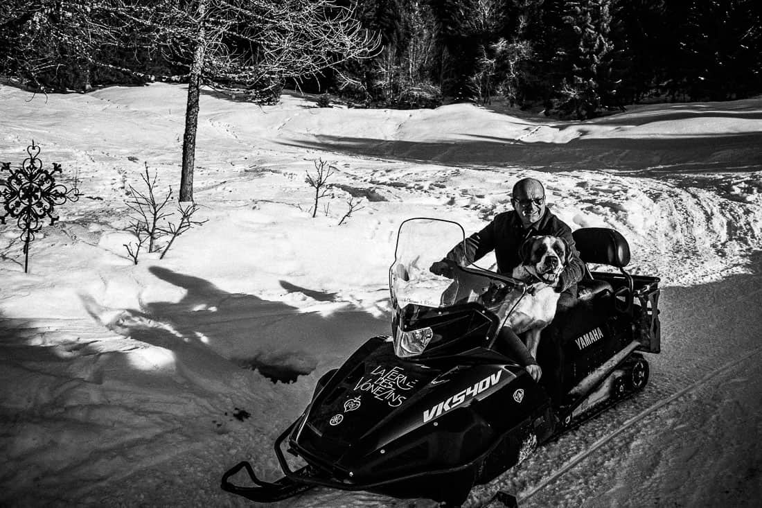 Philippe Carteron et son Saint-Bernard en moto neige à la Ferme des Vonezins à Thônes dans les Aravis en Haute-Savoie