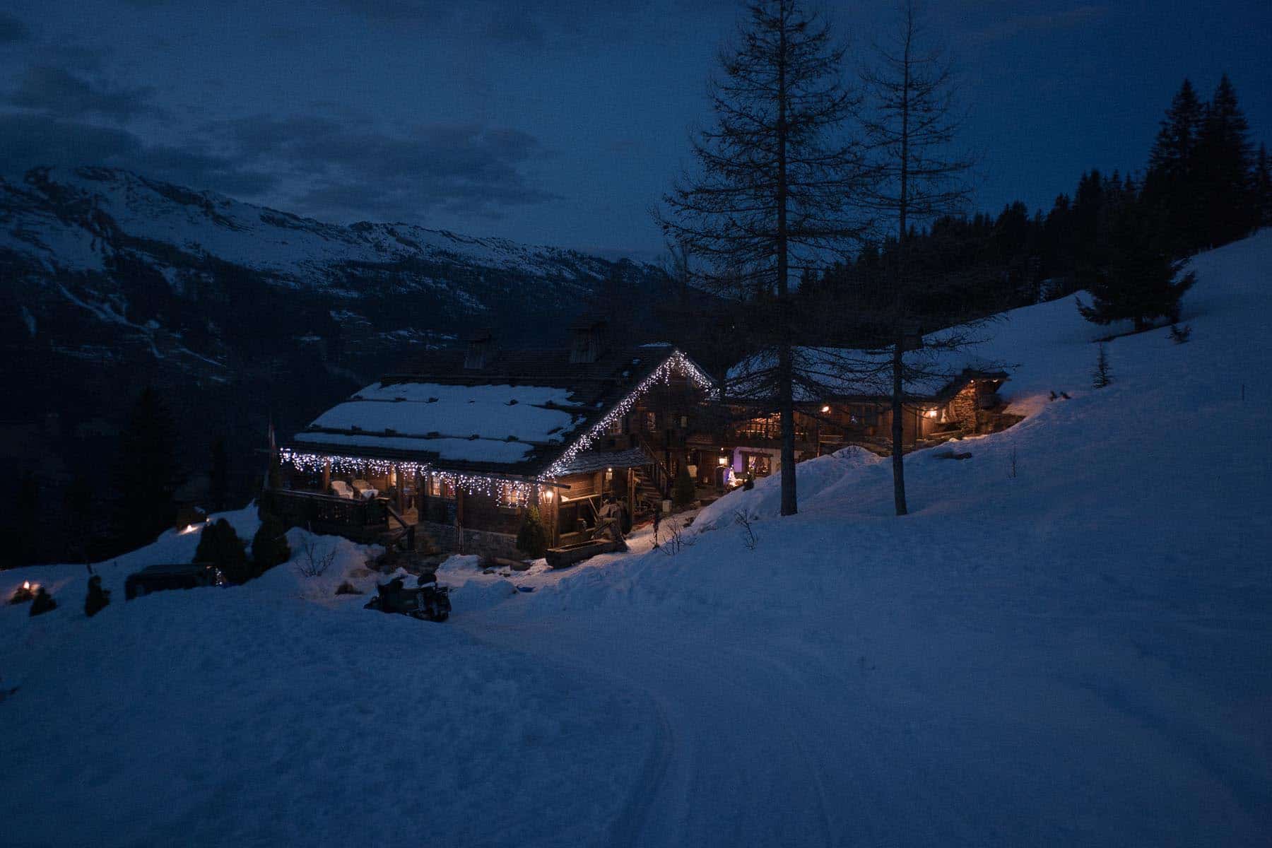 Ambiance clair obscure de la Ferme des Vonezins à Thônes dans les Aravis en Haute-Savoie