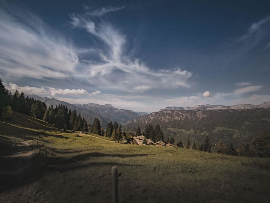 La Ferme des Vônezins votre hôtel de charme, chalet-chambres d’hôtes, spa & restaurant d’alpage dans les Aravis à Thônes en Haute-Savoie entre le Lac d’Annecy, la Clusaz & le Grand-Bornand